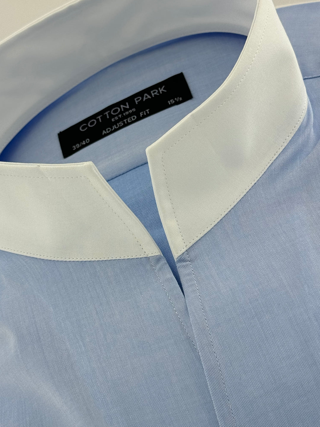 Chemise col blanc bleu ciel col droit ouvert